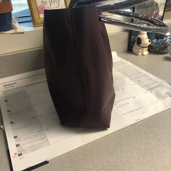 SOLD Burgundy Vegan Leather Tote bag - Picture 4 of 5